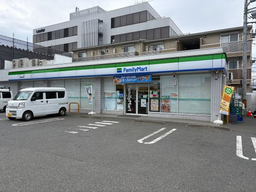 コンビニ　ファミリーマート横浜綱島東店（コンビニ）まで758m