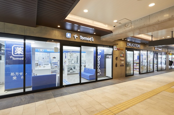 ドラックストア　トモズモトエ祐天寺店（ドラッグストア）まで180m