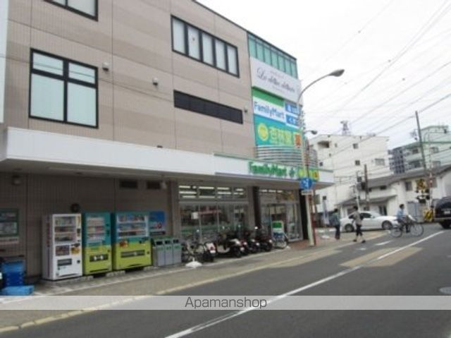 コンビニ　ファミリーマート（コンビニ）まで261m