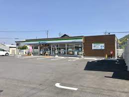 コンビニ　ファミリーマート東近江能登川店（コンビニ）まで111m