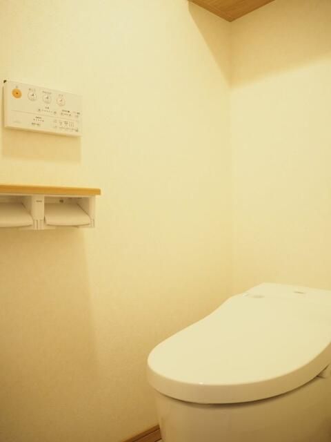 トイレ　落ち着いた色調のトイレです