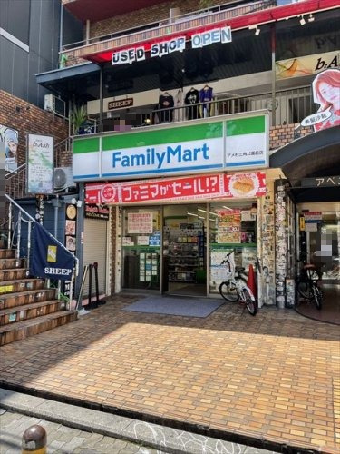 コンビニ　ファミリーマート　アメ村三角公園前（コンビニ）まで155m