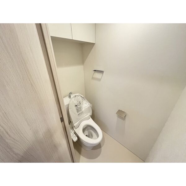 トイレ　落ち着いた色調のトイレです