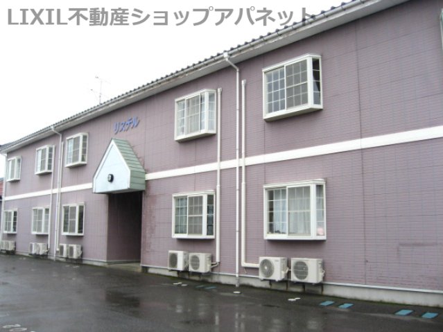建物外観　2階建ての木造アパートです