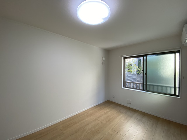 居室・リビング　明るい色合いのお部屋です