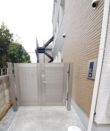 エントランス　別部屋参考写真となります