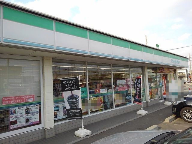 コンビニ　ファミリーマート名四午起店（コンビニ）まで950m