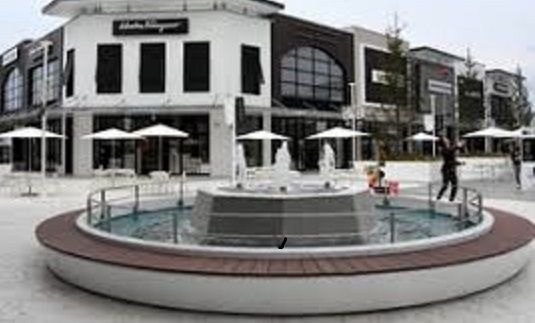 ショッピングセンター　THE OUTLET（ショッピングセンター）まで4400m