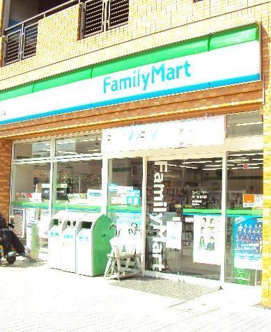 コンビニ　ファミリーマート坂戸駅北口店（コンビニ）まで215m