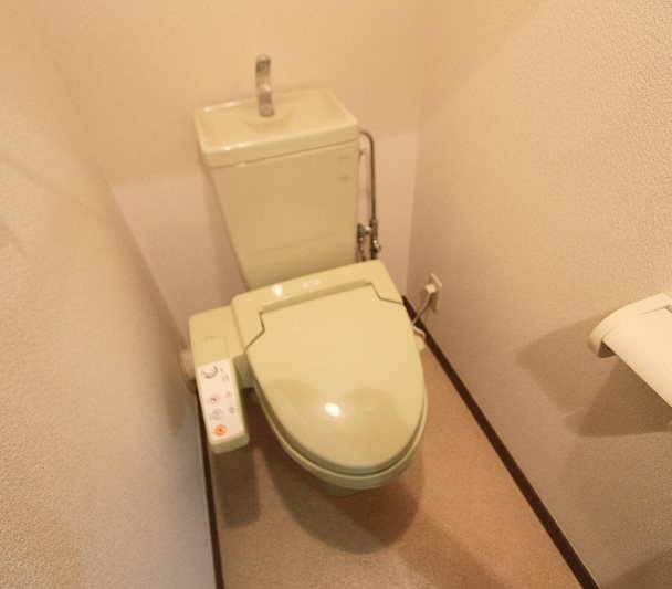 トイレ　＊画像は別部屋の為イメージ、現状優先致します