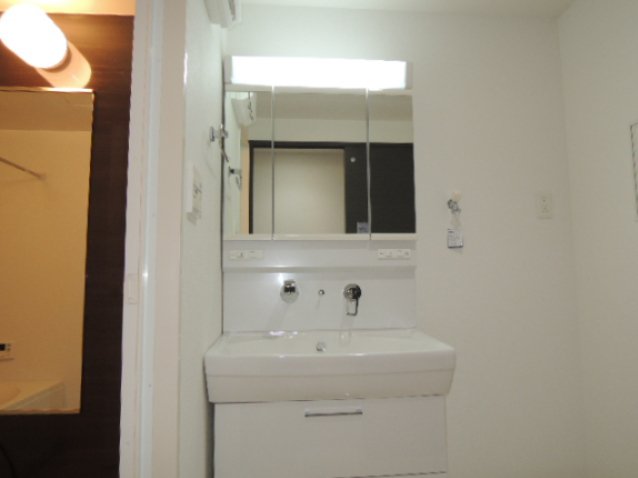 洗面設備　写真は同マンションの他のお部屋のものです