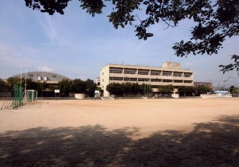 中学校　四條畷市立四條畷西中学校（中学校）まで591m