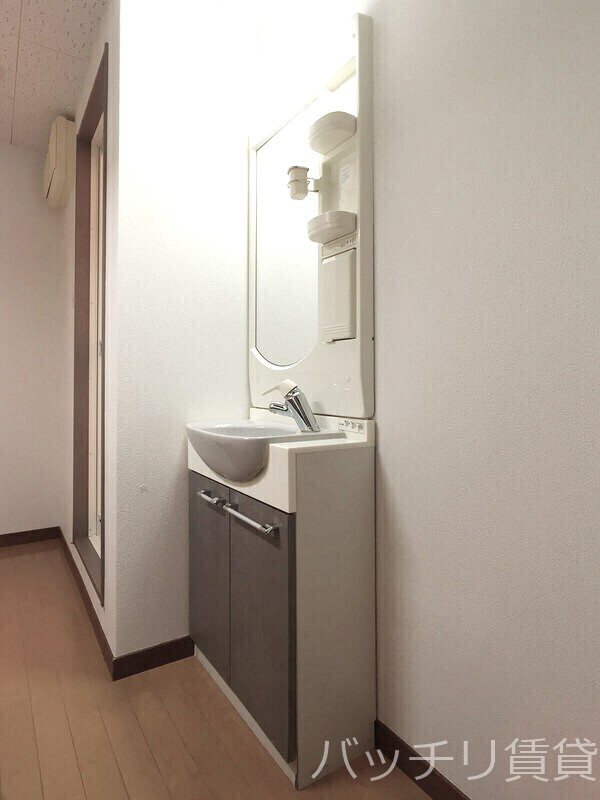 洗面設備　画像は別号室イメージの為、現況を優先いたします。