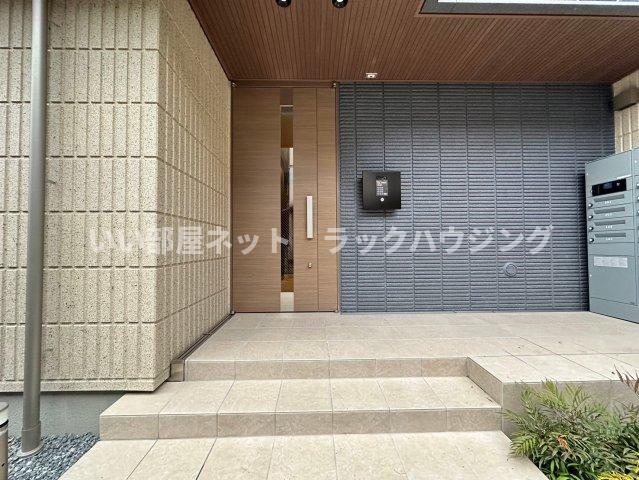 エントランス　お部屋さがしはラックハウジングにお問合せ下さいませ♪】