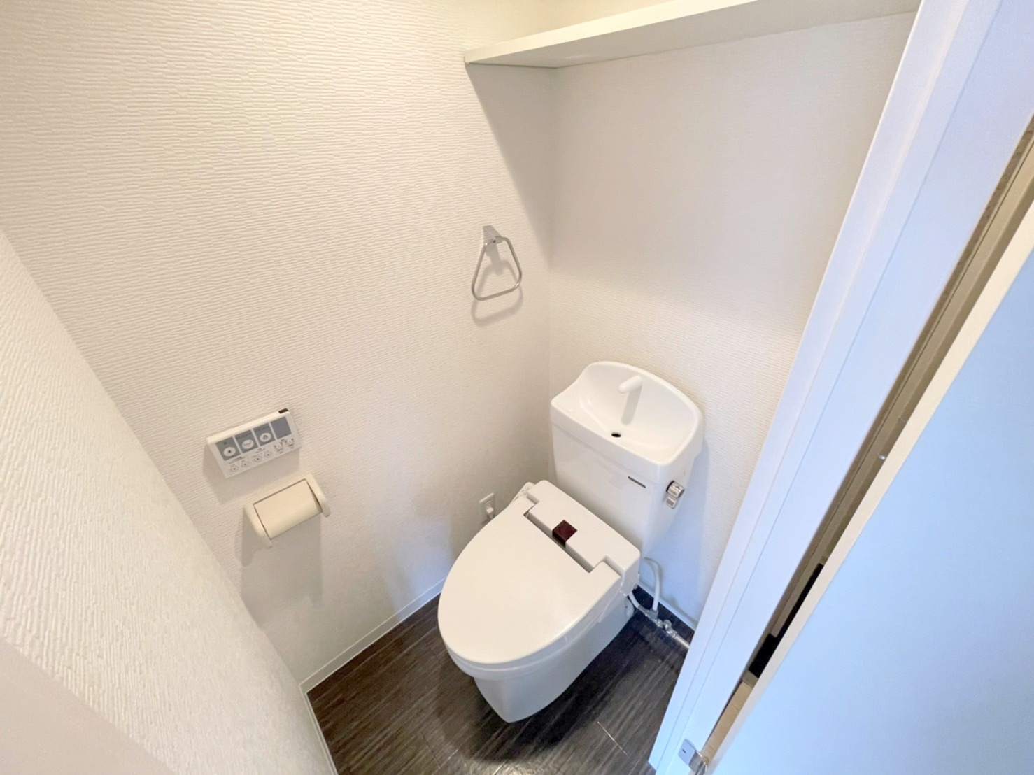 地下鉄東西線 西１８丁目駅 徒歩8分 4階建 築12年のトイレ写真