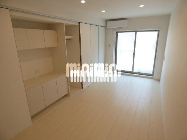 居室・リビング　床は白で明るいお部屋