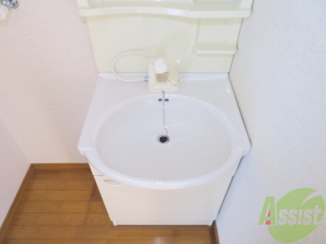洗面設備　ここで髪の毛を洗い流せるため、朝の時間短縮に大変便利です。