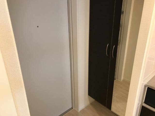 玄関　下駄箱には姿見付き