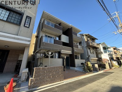建物外観　オートロックで外部の人間が簡単に出入りできないため安心です。