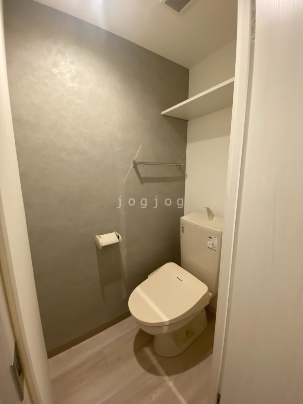 トイレ　嬉しい温水洗浄便座付きのトイレです。