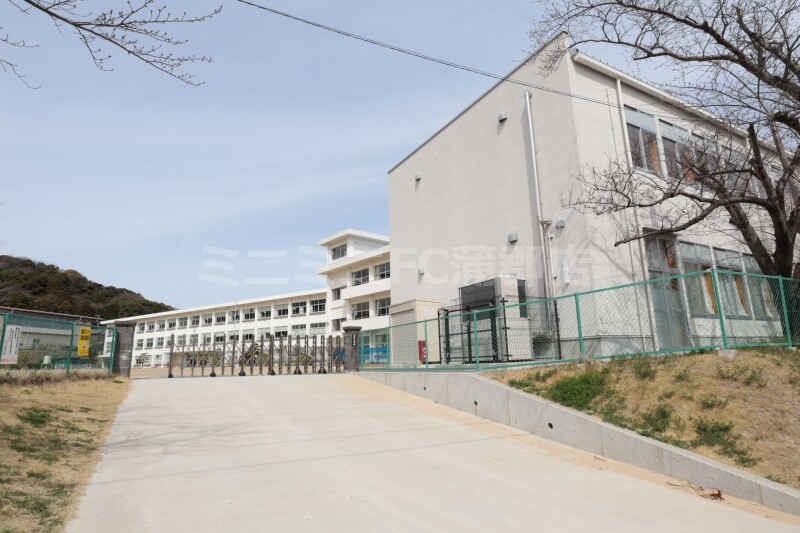 小学校　幸田町立豊坂小学校（小学校）まで1024m