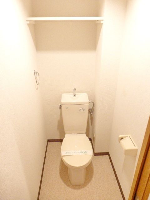 トイレ　棚がありますので小物が収納できますね