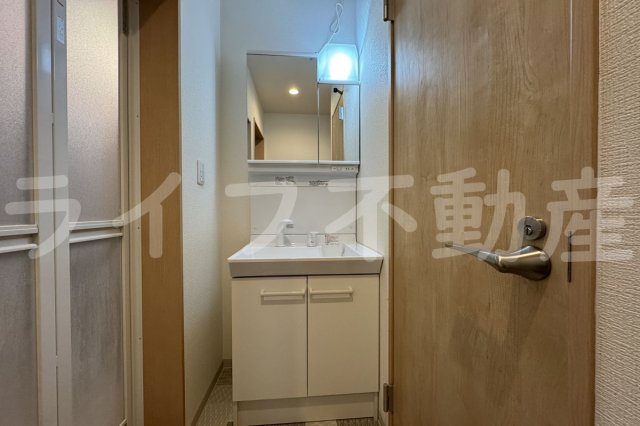 洗面設備　独立洗面台、小物を置くことができて便利です