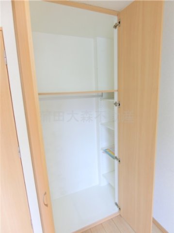 収納　収納　クローゼット内左側に棚収納もあります