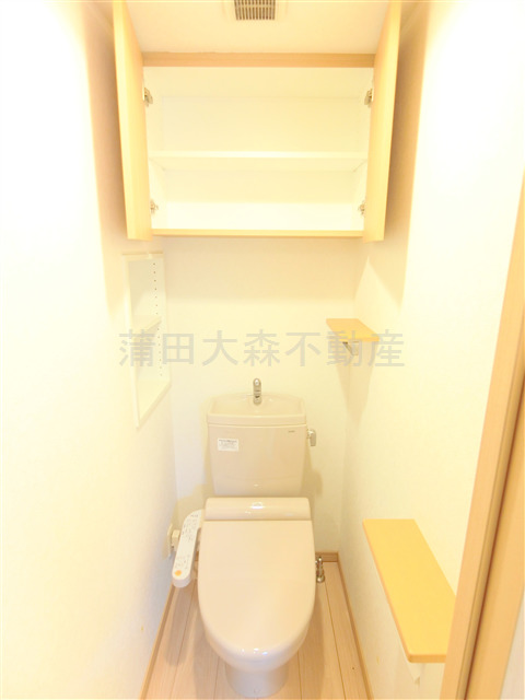 トイレ　棚収納と温水洗浄便座付きのトイレ