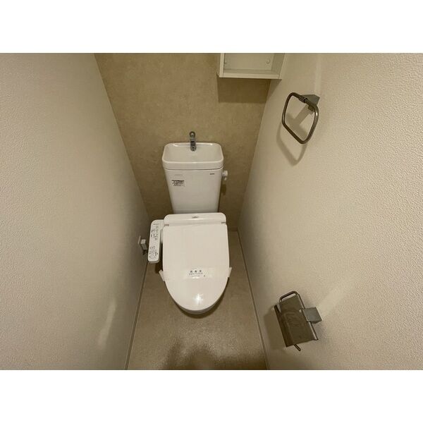 トイレ　温水洗浄便座付きのトイレです♪