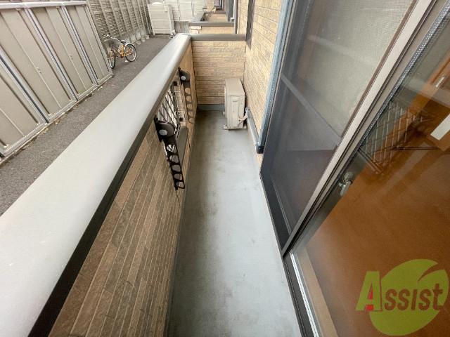 バルコニー　バルコニー。洗濯物がはかどりそうな広さがありますよ。