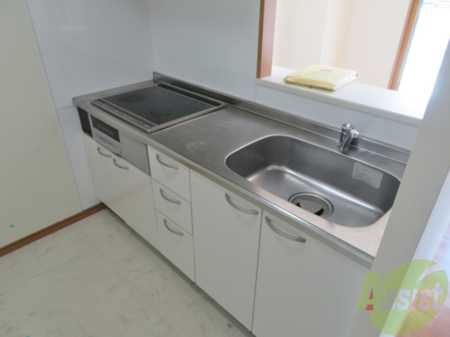 キッチン　調理スペースが確保されていて使いやすそうな印象でした。