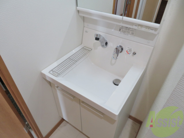 洗面設備　洗面台は独立していて、朝の準備も捗りそうです。