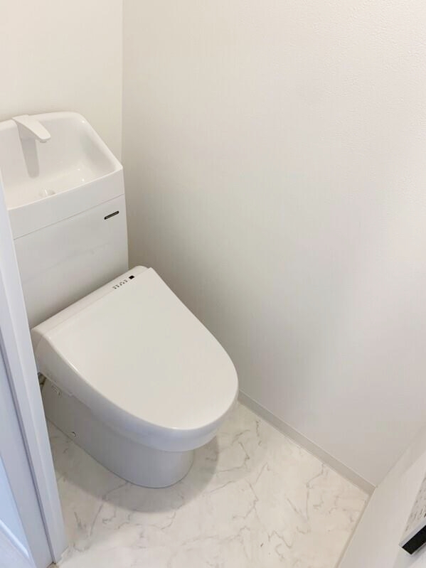 トイレ　落ち着いた色調のトイレです♪