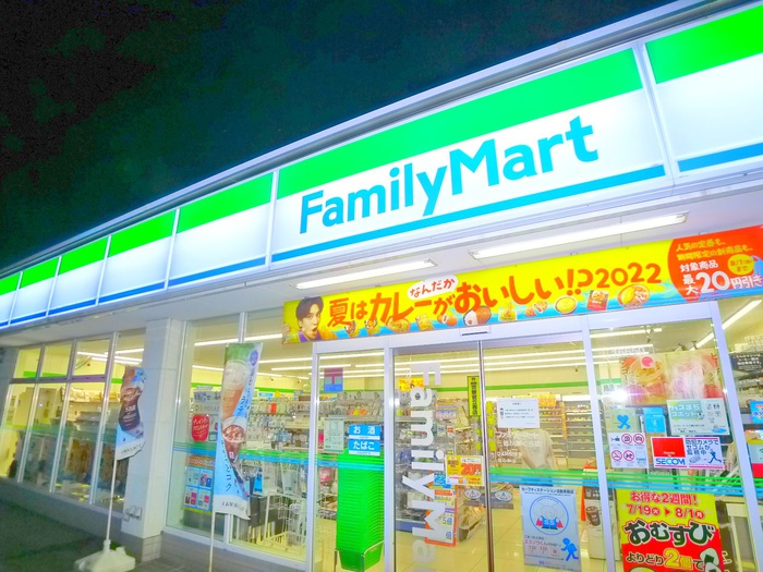 コンビニ　ファミリーマート（コンビニ）まで750m