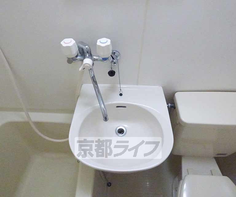 洗面設備　綺麗な洗面台です。