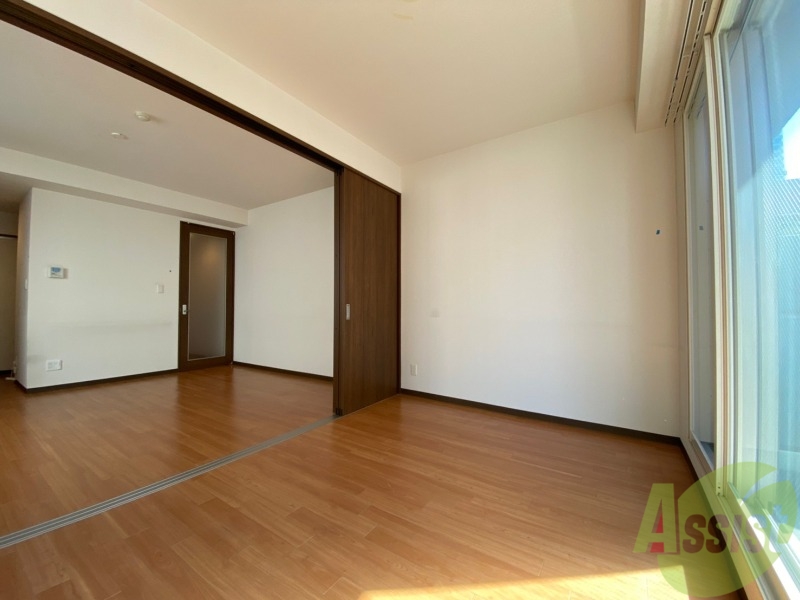 その他部屋・スペース　寝室はこちらです。光が差し込む、温かみのあるお部屋です。