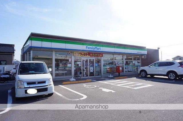 コンビニ　ファミリーマート（コンビニ）まで1072m