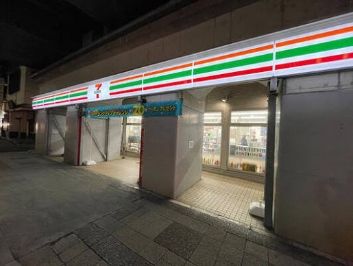 コンビニ　セブンイレブン京急ST黄金町店（コンビニ）まで151m