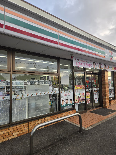 コンビニ　セブンイレブン（コンビニ）まで1102m