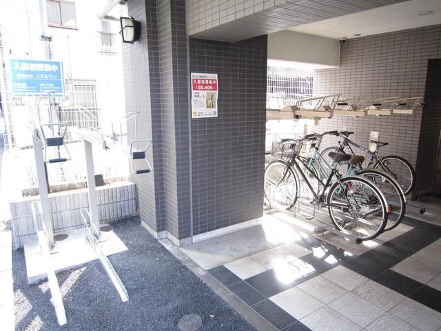 エントランス　★敷地内駐輪場もございます★