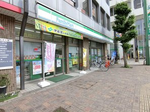 コンビニ　ファミリーマート 本川越駅前店（コンビニ）まで593m