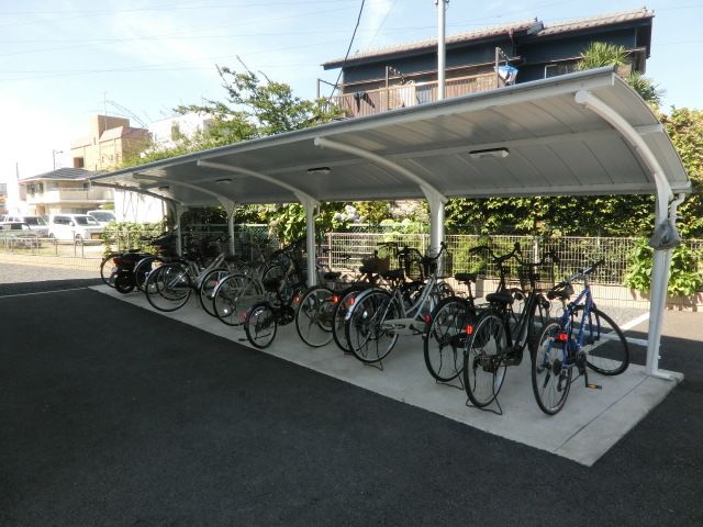 その他　屋根付きの駐輪場です
