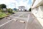 駐車場　車止めがあり、トラブルも起きにくそうですね！