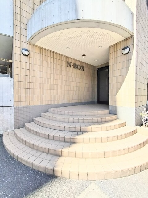 エントランス　タイル貼りで清潔感のあるエントランス★