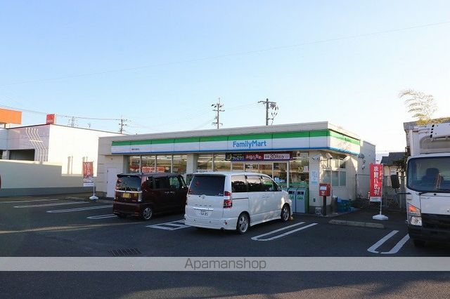 コンビニ　ファミリーマート（コンビニ）まで750m