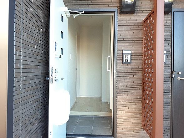 つくばエクスプレス 八潮駅 バス乗車時間：25分 最寄りバス停で下車 徒歩5分 2階建 築4年の玄関写真