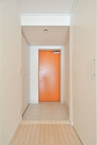 玄関　※写真は同じマンションの違う部屋のものになります。