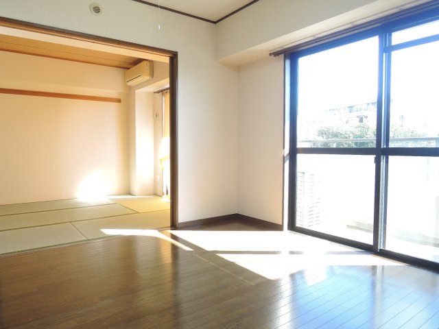 ガーデンクレス弐番館の居間写真
