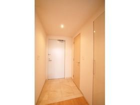 玄関　写真は同タイプ住居です。